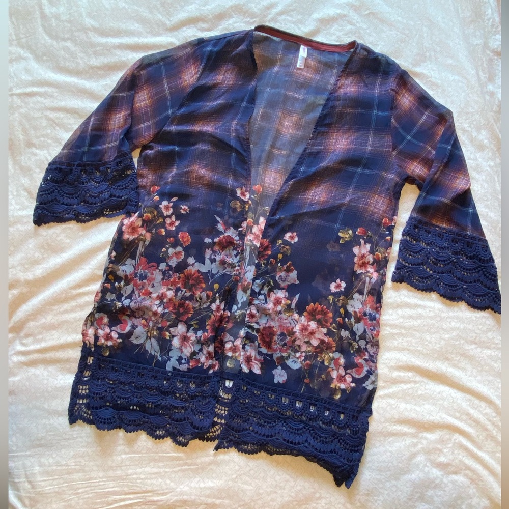 NWOT Xhilaration size M/L navy blue plaid and floral kimono with lace hem